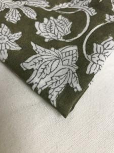 Tela de Algodón Estampada a Mano con Diseño Floral Verde Oliva y Blanco, Textil Artesanal Tradicional Indio - Product Image 4