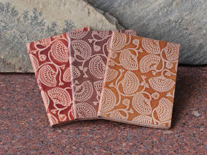 Journal promotionnel en cuir marron avec couverture rigide en papier de coton recyclé fait à la main et cahier à motifs floraux en relief - Product Image 5