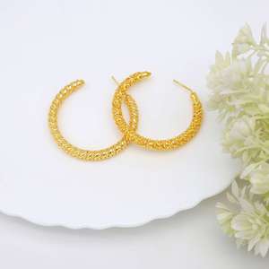 Vente en gros de boucles d'oreilles en forme de C en plaqué or 18 carats, demi-cercle, nouveau style de boucles d'oreilles en laiton à la mode, nouveau style de boucles d'oreilles en or 18 carats - Product Image 3