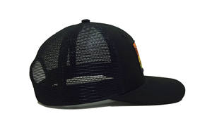 Casquette Trucker personnalisée avec logo, bande imprimée à l'intérieur, patch latéral contrastant sous la visière, casquette structurée à 5 panneaux en maille avec fermeture snapback - Product Image 3