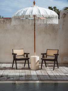 Silla de Jardín Jeanneret de Ratán con Madera Maciza de Teca en Color Negro para Uso en Interiores y Exteriores - Product Image 2