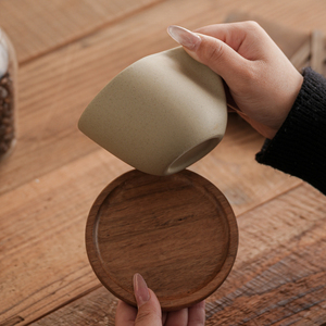 Tasse à café en grès avec soucoupe en bois d'acacia 190 ml, finition mate éclaboussée, poignée sculptée, pour cappuccino, latte, cadeau idéal pour café - Product Image 4