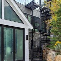 Escalier en spirale extérieur sur mesure pour la zone de piscine avec structure en aluminium et design gain de place