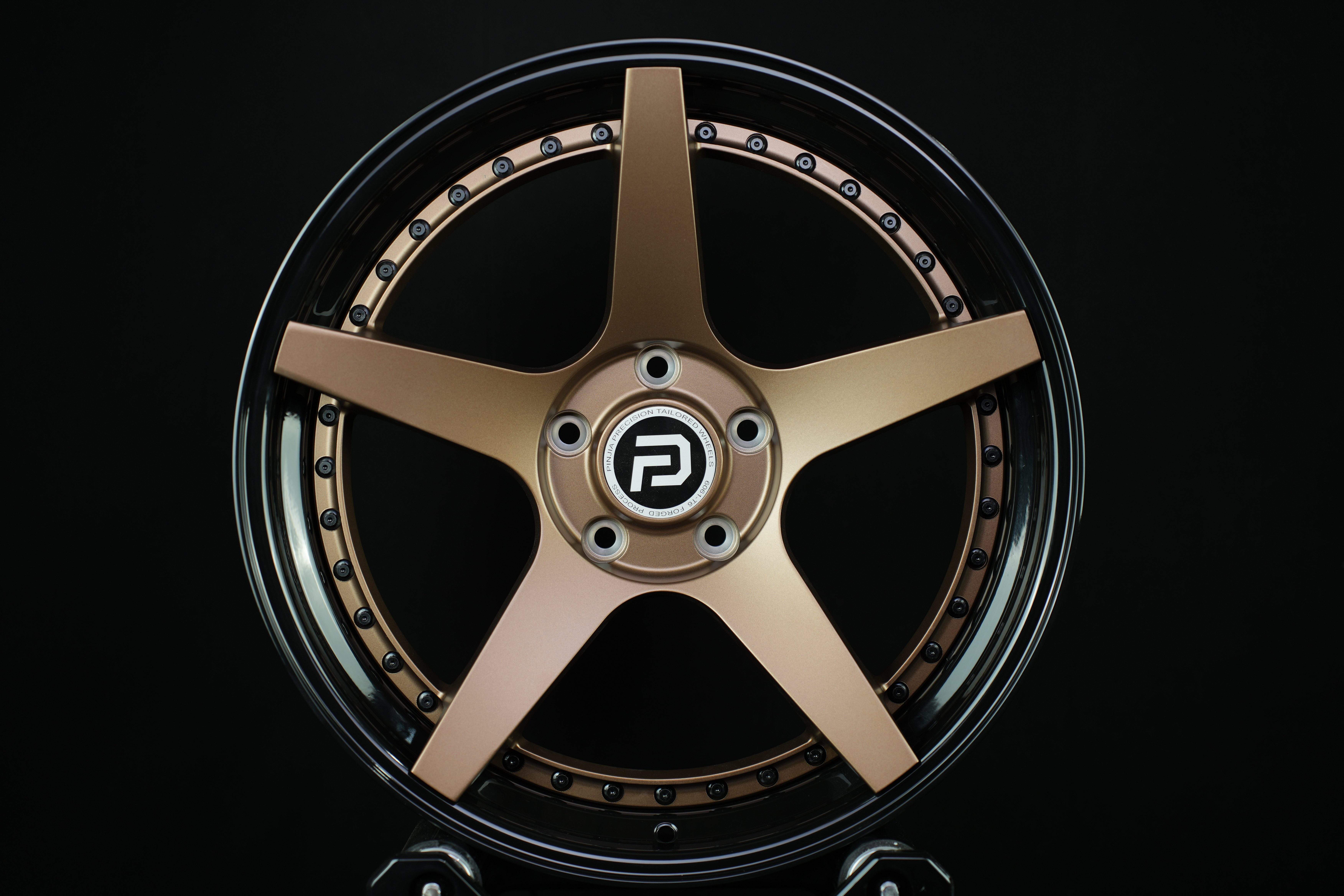 Centre en bronze satiné et jantes noires brillantes