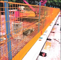 Barrière de protection modulaire temporaire autoportante pour ouvertures de dalle de plancher de chantier