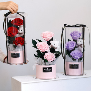 Bouquet Decorativo di Rose Eterne Vere Fatte a Mano, in Secchio Cilindrico, per San Valentino, a Tema Orso Transfrontaliero - Product Image 4