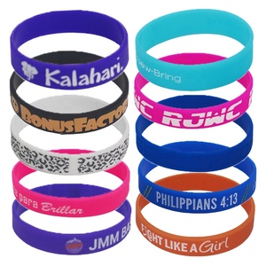 สายรัดข้อมือซิลิโคนแบบนูนลาย พร้อมหมึกพิมพ์ สำหรับงานรับปริญญาของวิทยาลัย/มหาวิทยาลัย  โลโก้มาสคอตโรงเรียนแบบกำหนดเอง จำนวนมาก สำหรับพิธีสำเร็จการศึกษาปี 2026 - Product Image 6