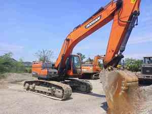 รถขุด Doosan DX220 มือสอง ปี 2023 ราคาประหยัด คุ้มค่า พร้อมเครื่องยนต์ Kawasaki เกียร์ ปั๊มไฮดรอลิก อุปกรณ์ก่อสร้าง - Product Image 2