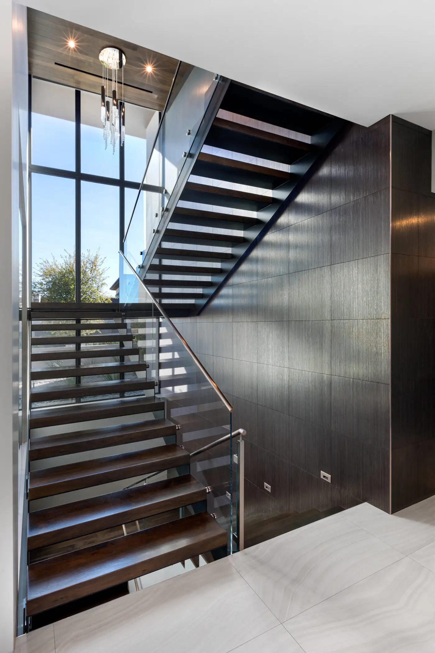 ECT staffa per scale in acciaio al carbonio bianco colore nero gradini in legno massello di noce.