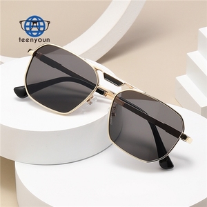 <span class=keywords><strong>Occhiali</strong></span> <span class=keywords><strong>da</strong></span> <span class=keywords><strong>sole</strong></span> di lusso <span class=keywords><strong>da</strong></span> uomo in metallo esagonale 2024 protezione Uv doppio ponte <span class=keywords><strong>occhiali</strong></span> <span class=keywords><strong>da</strong></span> <span class=keywords><strong>sole</strong></span> all'ingrosso - Product Image 1