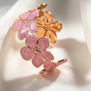 Bracelet ouvert multi-fleurs de frangipanier pour femme, en métal doré, avec motif floral en émail, élégant, cadeau de mariage, bijoux - Product Image 1