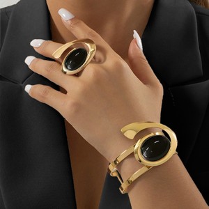 Parure de bijoux fantaisie pour femme, motif géométrique escargot, plaqué or, avec pierre précieuse ovale, comprenant boucles d'oreilles, bracelet ouvert et bague - Product Image 1