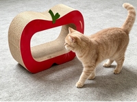 Grande griffoir-caverne ondulée pour chat en forme de pomme rouge avec décor feuille verte, entrée creuse, lit de repos double usage et nid pour aiguiser les griffes