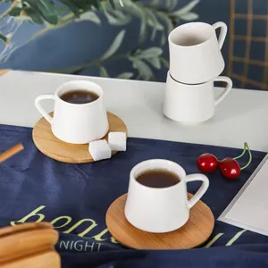 Fabrik heißer Verkauf benutzer definierte einzigartige arabische Art weiße Keramik becher moderne Milch tee Set Kaffeetassen und Untertasse mit Bambus ständer