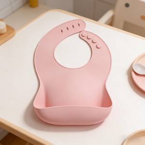 Bavoirs pour bébé en silicone sans BPA avec logo personnalisé et poche de récupération des aliments, imperméables, de qualité alimentaire, vente en gros, pour bébés de 1 à 6 mois - Product Image 4