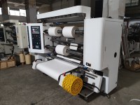 Machine de découpe et de rembobinage compacte pour la fabrication de rubans adhésifs et de rouleaux d'étiquettes de petite taille
