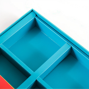 Boîte cadeau en carton rigide avec tiroir coulissant, logo personnalisé en relief, laminage mat, insert en éponge, recyclable - Product Image 4