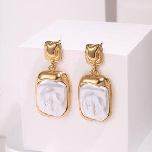 ต่างหูทรงหยดน้ำประดับมุกสี่เหลี่ยมพร้อมชุบทองต่างหูห้อยไข่มุกแบบแปลกๆเครื่องประดับแฟชั่นสำหรับผู้หญิง - Product Image 3