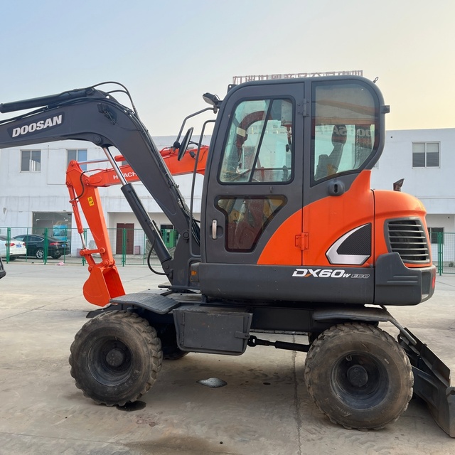 Doosan DX60 Mini Excavator 4.1km/h Travel Speed 78% Gradeability 110L Fuel Tank Low Maintenance Cost