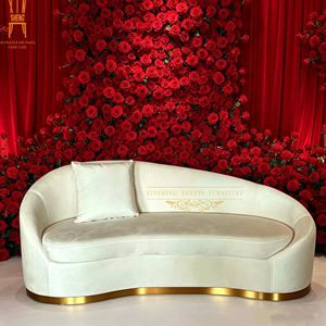 Canapé Chaise Longue Courbé Moderne de Luxe en Velours Blanc avec Base Dorée pour Hôtel, Mariage, Mobilier de Maison - Product Image 2
