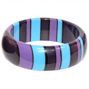 Bracelets en résine colorés de qualité supérieure, ronds, peints à la main, ensemble de 4 bracelets tendance, design rayé multicolore, accessoire de bijouterie - Product Image 2