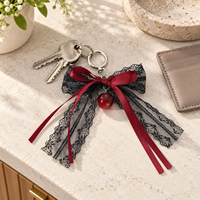Porte-clés cerise avec ruban bordeaux, breloque de sac avec nœud en dentelle noire, accessoire de sac à main gothique, cadeau élégant pour femmes et adolescentes