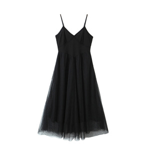 Vestido de noche Runqi N8643 negro con malla y patchwork, escote cruzado, cintura imperio y corte en A para mujer. - Product Image 1