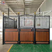 Establos de madera Ameristall, establos económicos para caballos, puertas para establos en venta para cuartos de aparejos.
