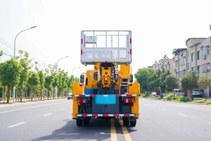 Plataforma Elevadora Hidráulica Montada en Camión Amarillo 4x2, Nueva, de CLW, para Trabajos en Altura - Product Image 3