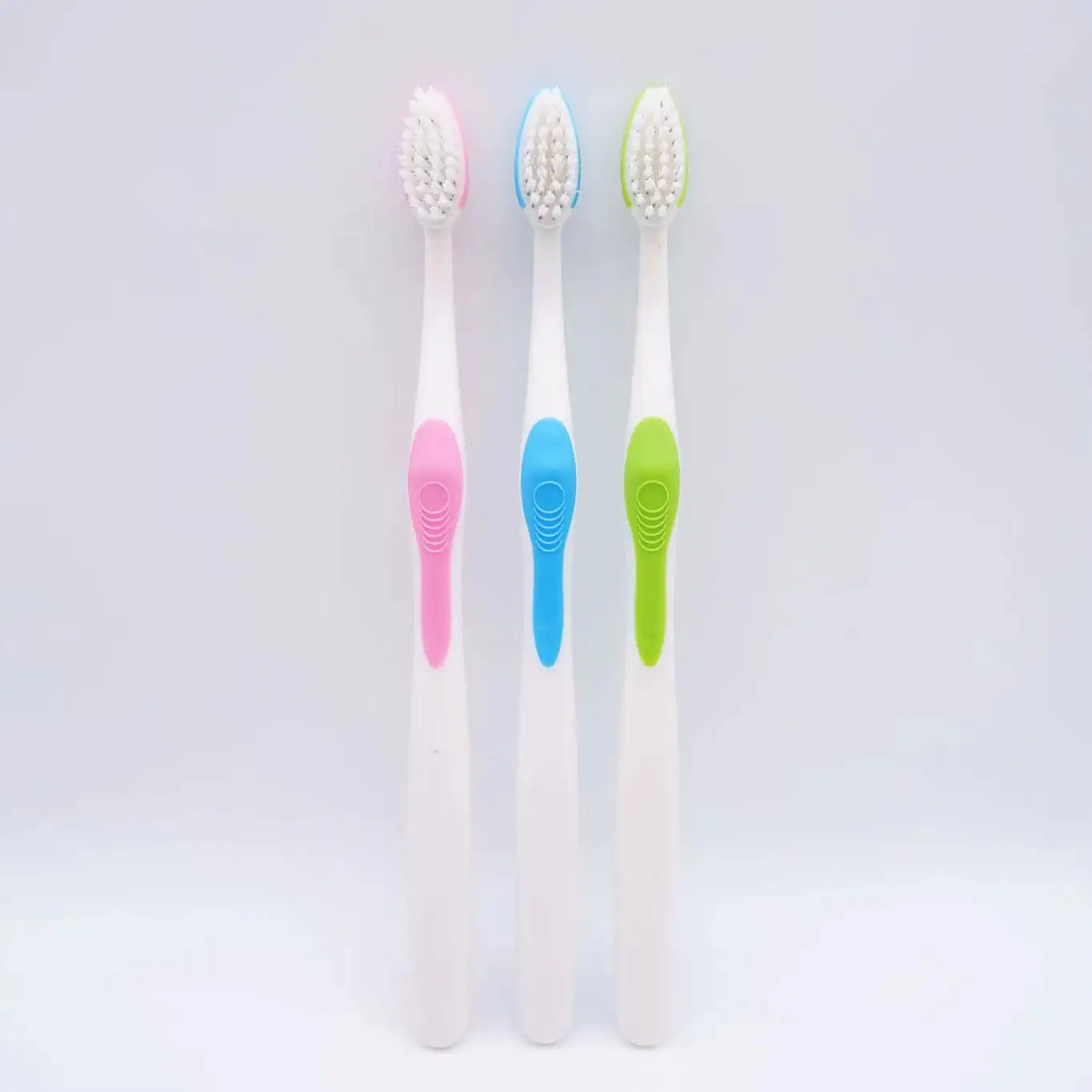 Spazzolino da denti rosa blu verde all'ingrosso con manico lungo rivestito in gomma spazzolino da denti per adulti riutilizzabile di buona qualità