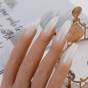 Modèle d'entraînement à la manucure en silicone flexible, main artificielle pour la pratique des ongles avec 100 embouts - Product Image 1