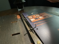 Panneau personnalisé haut de gamme en bois de teck noir chinois sculpté pour salons de thé et restaurants, avec anneaux en fer pour fixation de porte-menu en bois