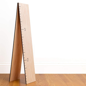 Toise murale en bois couleur naturelle style minimaliste pour suivre la croissance des enfants - Product Image 3