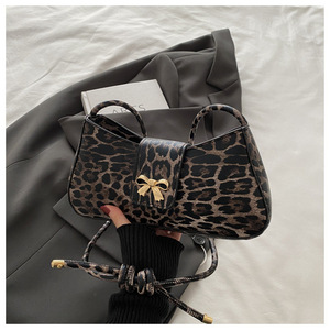 Sac à bandoulière imprimé léopard pour femmes, sac à main sous le bras avec nœud décoratif en métal et sangle réglable - Product Image 3