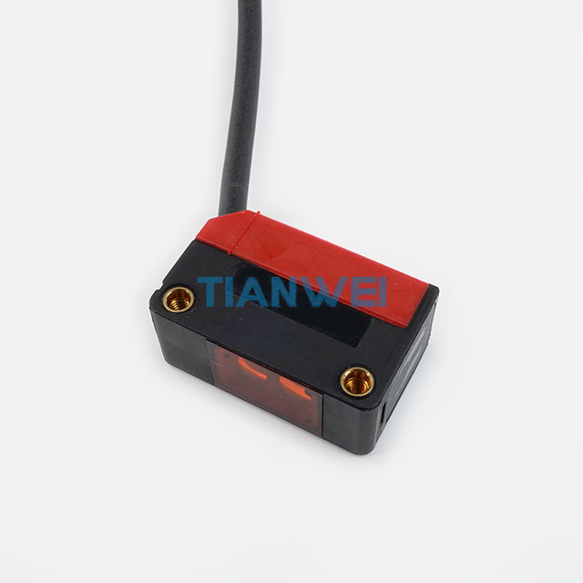 100% New and Original Germany LEUZE LE5/4P Throughbeam Photoelectric Sensor