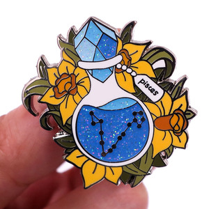 Pin Personalizado con Signo Zodiacal, Moderno, Metálico, Esmaltado, Diseño de Botella con Brillantina, Regalo para Amantes de la Astrología - Product Image 3