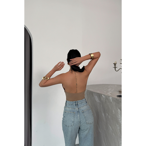 Body de punto beige sexy con cuello halter y estampado, ajuste ceñido, largo por encima de la rodilla, ideal para la temporada de otoño. - Product Image 1