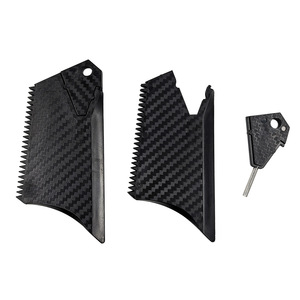 Cepillo para Cera de Tabla de Surf UPSURF, Herramienta Raspadora de ABS con Textura de Carbono Trapezoidal y Llave - Product Image 1