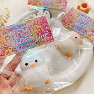 Jouets à presser pingouin mignons Kawaii, jouets sensoriels anti-stress à rebond lent, cadeaux d'anniversaire pour enfants et adultes - Product Image 3