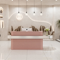 Salon de beauté moderne de luxe rose spa réception en bois avec cadre en acier inoxydable doré comptoir de réception