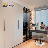 Dressing moderne avec coiffeuse intégrée, armoire de rangement sur mesure pour chambre, vitrine en verre