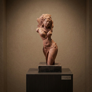 Statue classique de la déesse Salabhanjika – Motif de temple antique du Xe siècle - Product Image 3