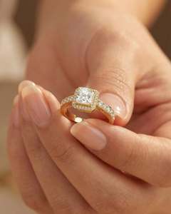 Bague de fiançailles de luxe en or blanc 14 carats avec diamant de laboratoire taille coussin et pierres latérales couleur D F pour femme - Product Image 3