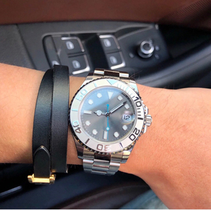 Sublimé par la luminescence bleu glacé, même dans la nuit, il peut afficher une brillance éblouissante. Montre mécanique - Product Image 1