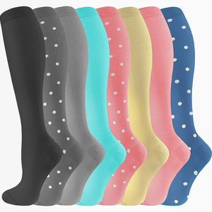 Calcetines de compresión hasta la rodilla para mujer, medias altas hasta el muslo de algodón liso con lunares - Product Image 1