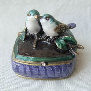 Античная латунная зеленая эмалированная вручную металлическая шкатулка для ювелирных изделий с красивым декором птицы на крышке в квадратной форме из цинкового сплава - Product Image 6