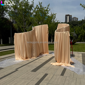 Decoración Artística para Bodas LEDA de Estilo Moderno con Tela Beige y Marco Metálico Ondulado - Product Image 2