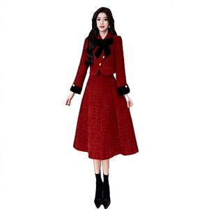 Ensemble 2 pièces élégant pour femme : veste courte en coton tissé uni parfumé et jupe sirène ajustée à manches courtes – Collection été - Product Image 3