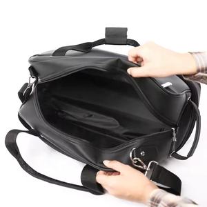 Bolsa de Golf Impermeable Estilo Boston Negra, Material PU, Cierre de Cremallera, Impresión de Logotipo Personalizado, Correa de Hombro Simple, 48*28*30cm - Product Image 3