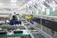 Ligne d'assemblage automatique de produits moyens et petits, système de convoyeur industriel avec solution de fabrication intelligente